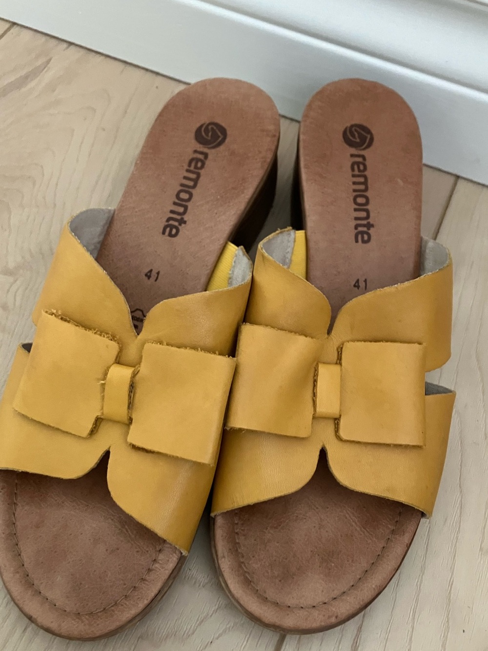Remonte Yellow Leather Bow Slide sandals. Block heel. EUC!